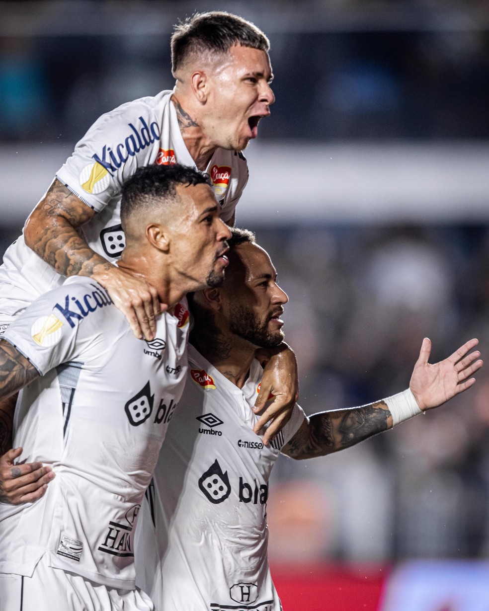 Zé Ivaldo comemora gol com Soteldo e Neymar