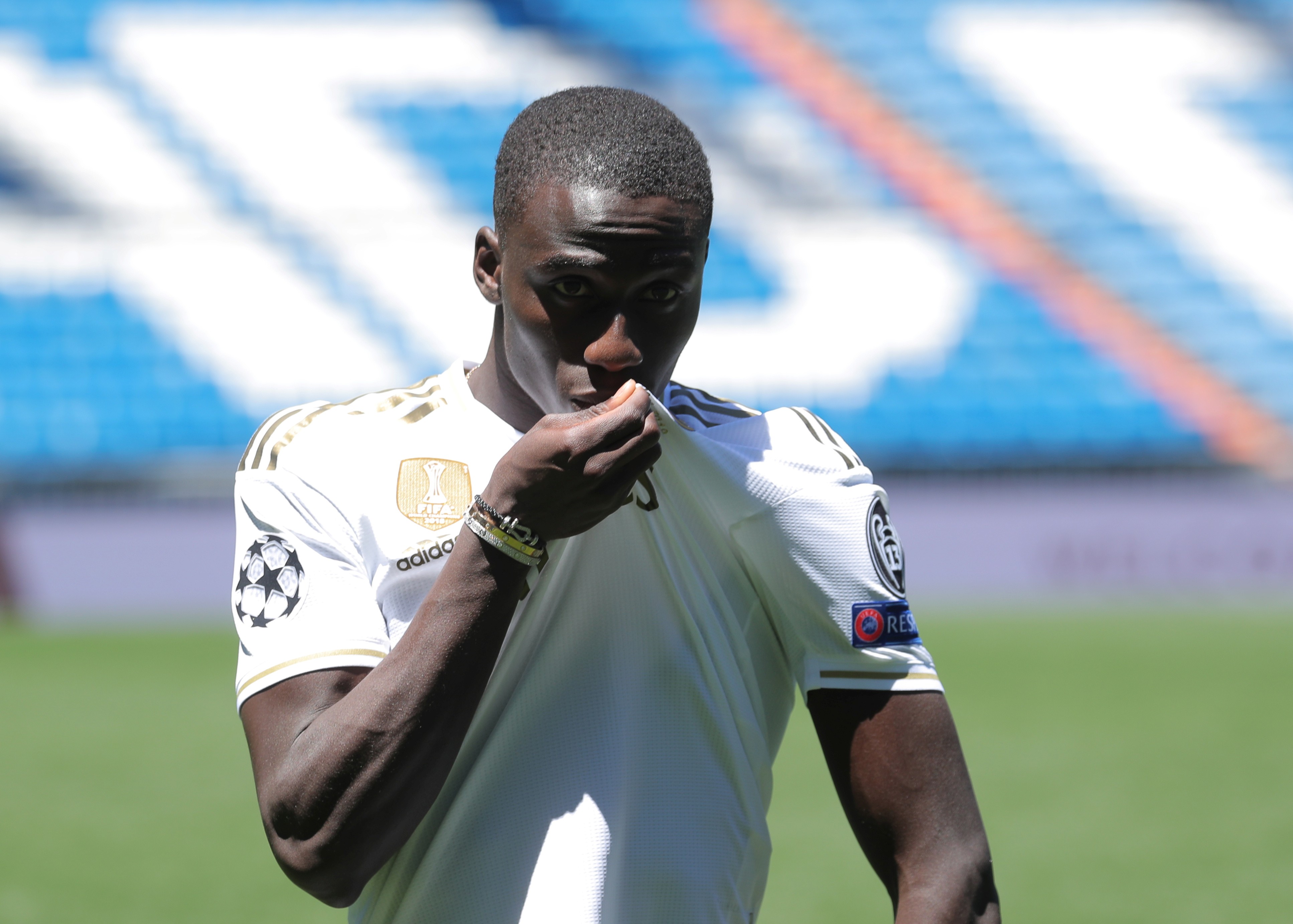 Mendy é apresentado no Real e elogia 