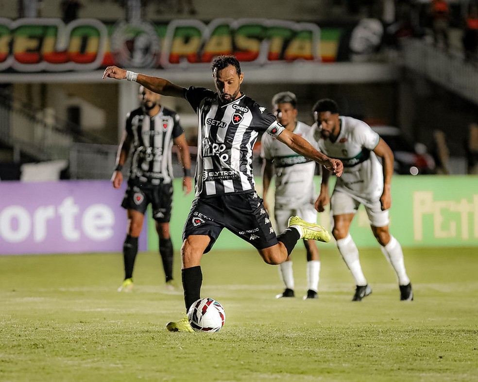 Com dois gols de Nenê, o Belo venceu o último jogo que fez no Almeidão — Foto: João Netto / Botafogo-PB