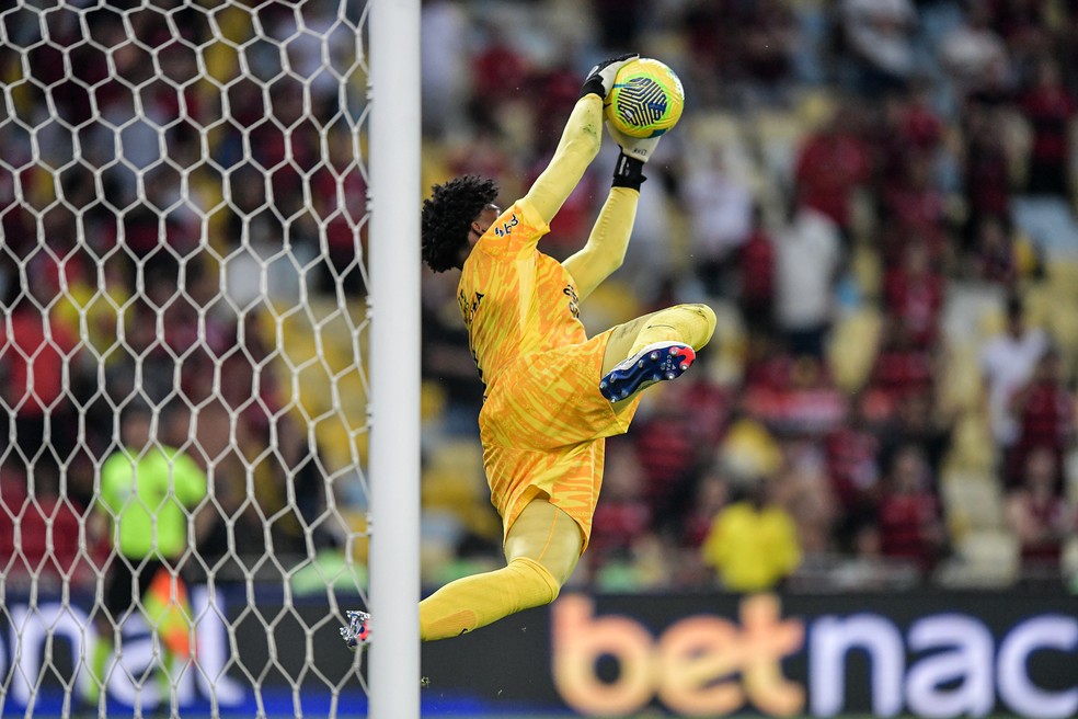 Hugo Souza faz boa defesa em Flamengo x Corinthians — Foto: Thiago Ribeiro/AGIF