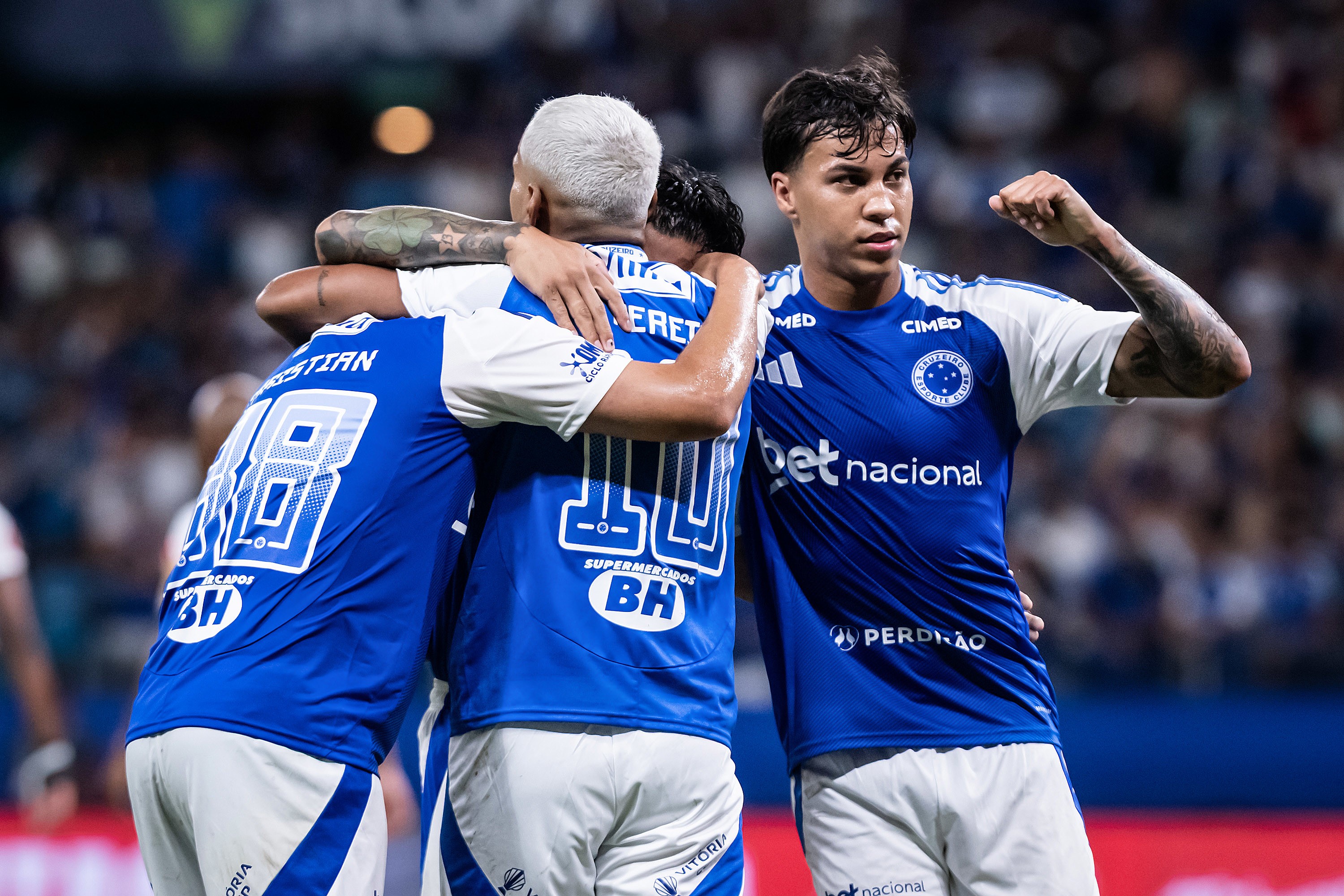 Titulares do Cruzeiro e Tite em sintonia em vitória expressiva.