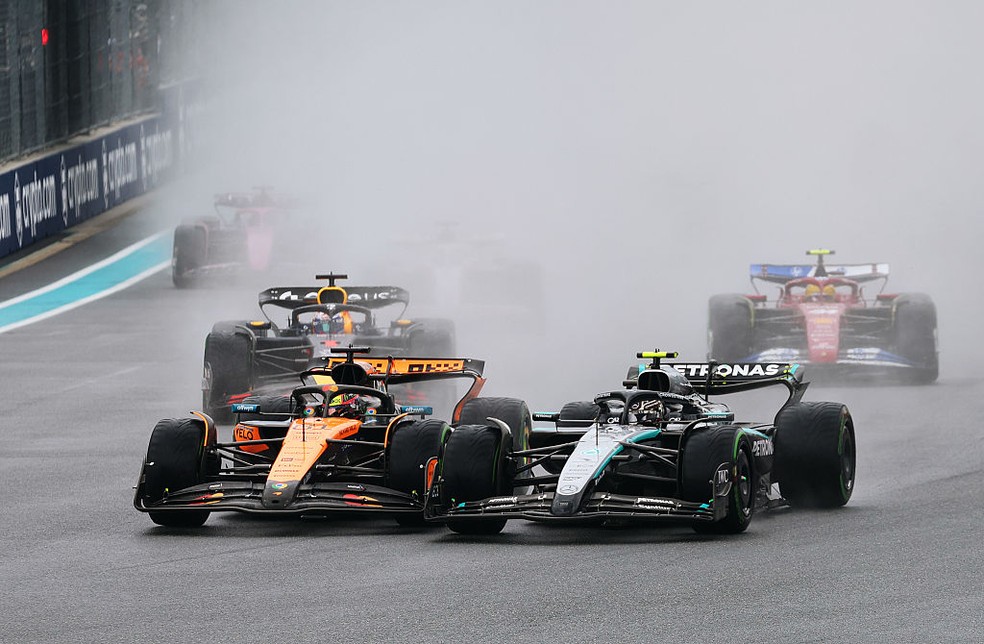 Oscar Piastri e Andrea Kimi Antonelli na largada da corrida sprint do GP de Miami, da F1 2025 — Foto: Mark Thompson/Getty Images