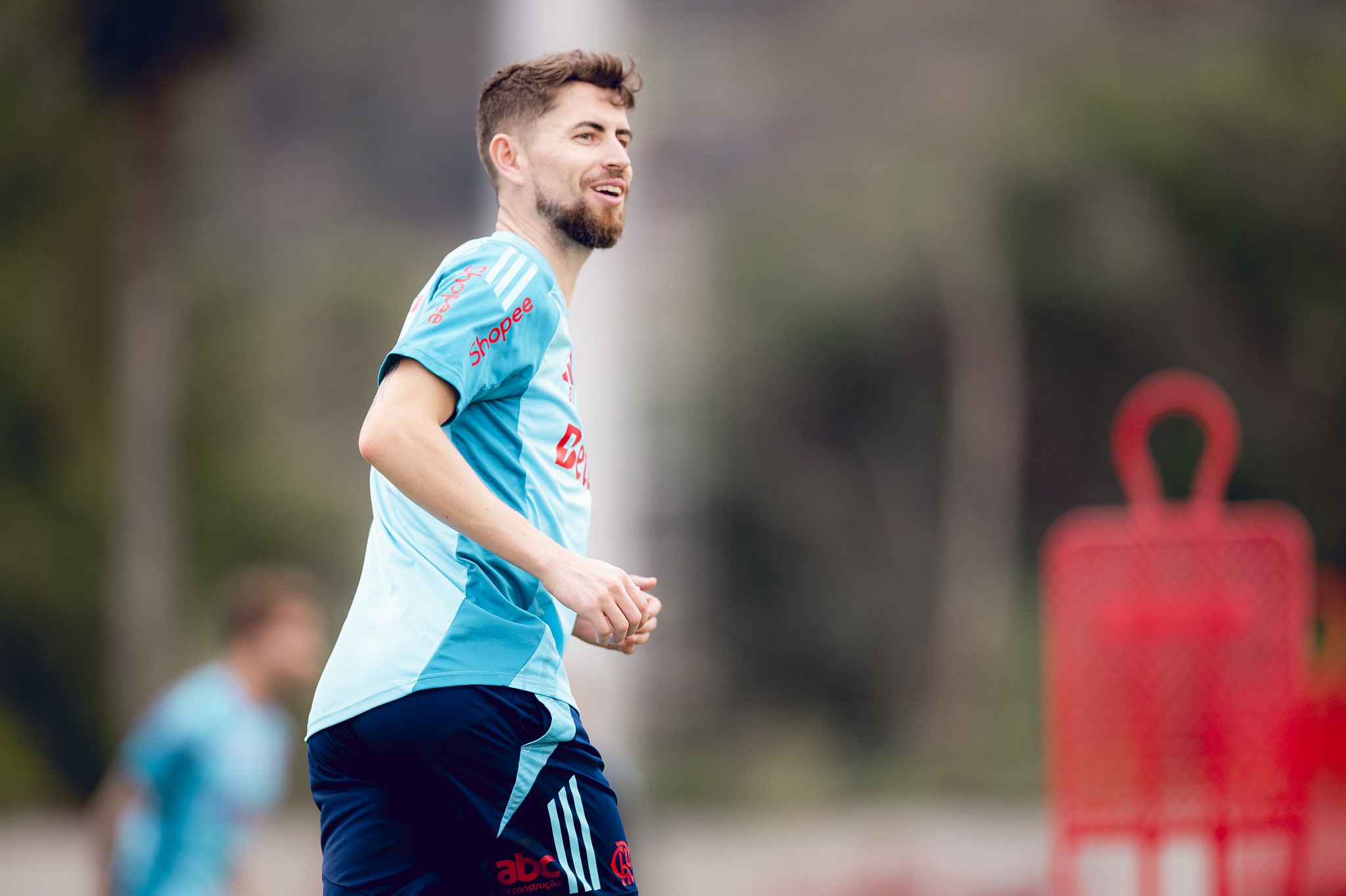 Jorginho ainda sente dor na coxa e deve desfalcar o Flamengo contra o Juventude
