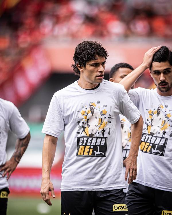 Santos wears a shirt honoring King Pele in a match against Internacional |  Saints
