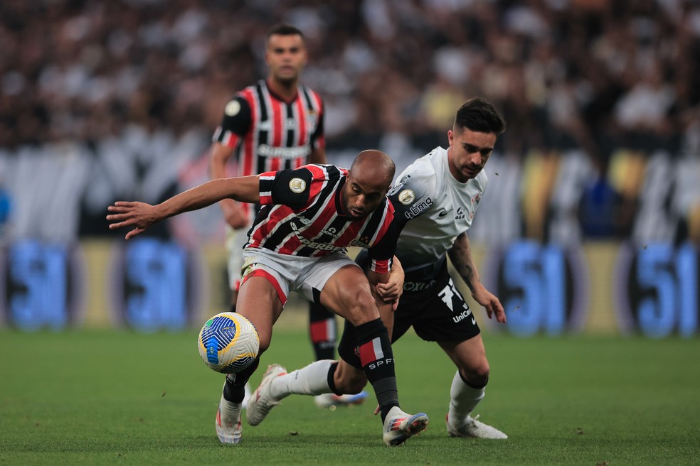 Igor Coronado e Lucas Moura em São Paulo x Corinthians — Foto: Ettore Chiereguini/AGIF