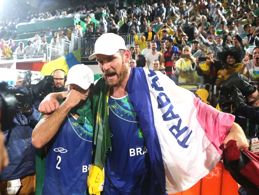 Bruno e Alisson se emocionam após ganharem medalha de ouro no Rio — Foto: Ernesto Carrico / O Dia / Nopp