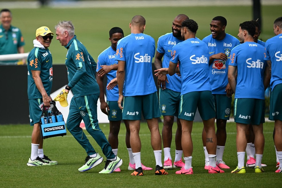 Jogadores comemoram aniversário de Ancelotti em treino da Seleção