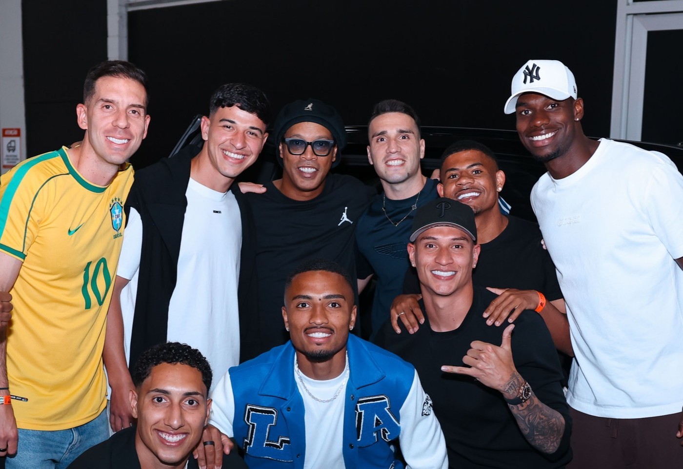 Jogadores do Athletico posam com Ronaldinho Gaúcho em jogo festivo na Arena; veja fotos