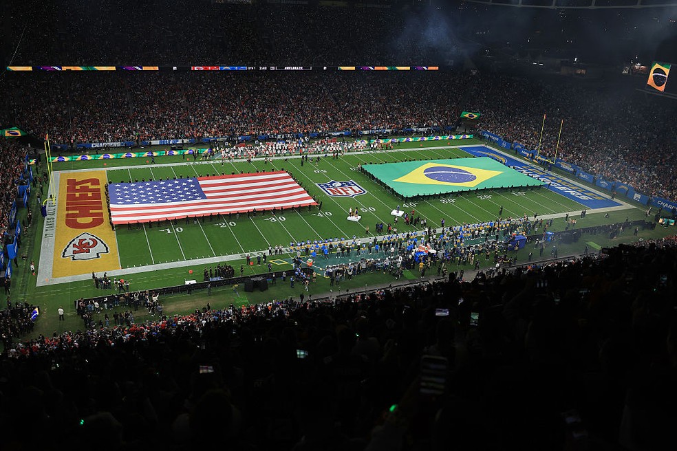 Bandeiras do Brasil e dos Estados Unidos na Neo Química Arena antes do jogo da NFL — Foto: Buda Mendes/Getty Images