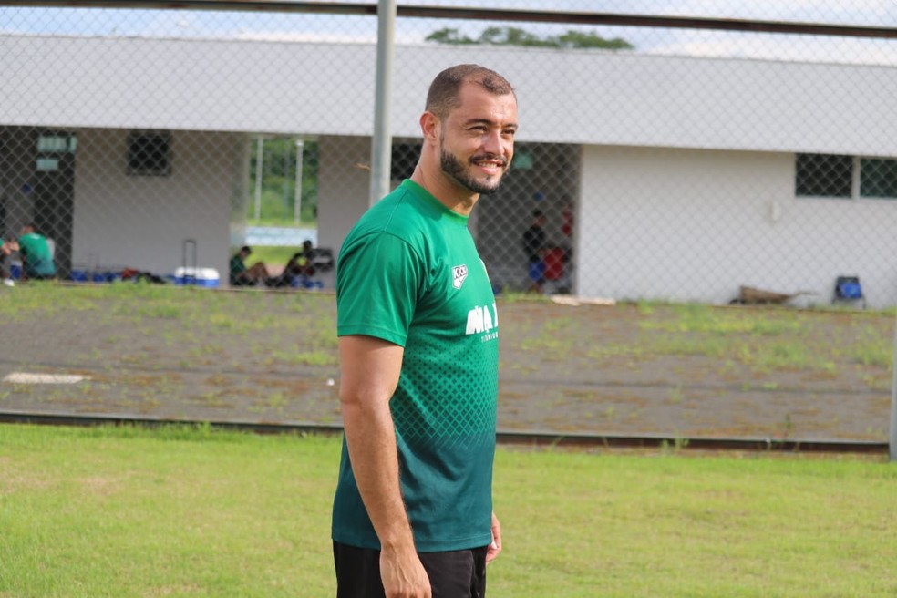 Apresentador do Globo Esporte é afastado após sentir dor de