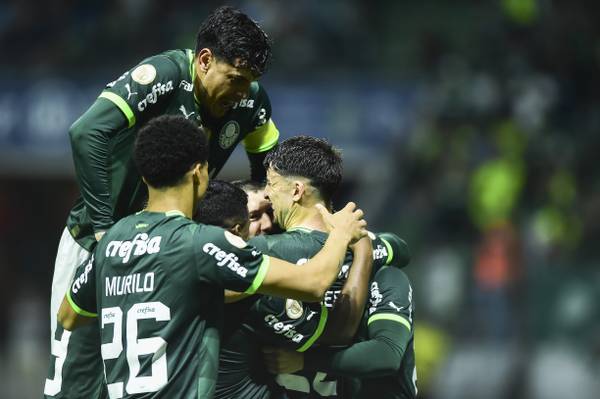 Piquerez reage a golaço marcado em goleada do Palmeiras no Choque-Rei: 