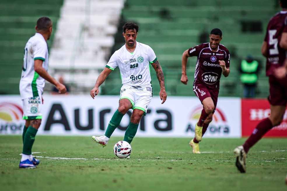 Guarani mantém liderança: lance do jogo Guarani x Caxias
