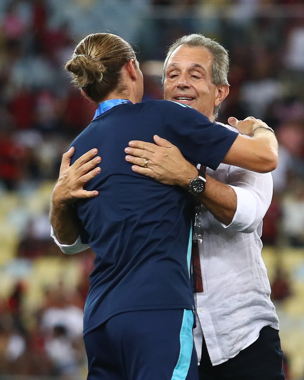 Bap abra�a Filipe Lu�s ap�s conquista da Ta�a Guanabara � Foto: Divulga��o: Gilvan de Souza/Flamengo