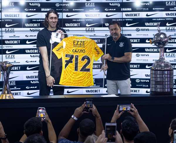 Cássio comete equívoco ao deixar o Corinthians: Ser ídolo é vital.