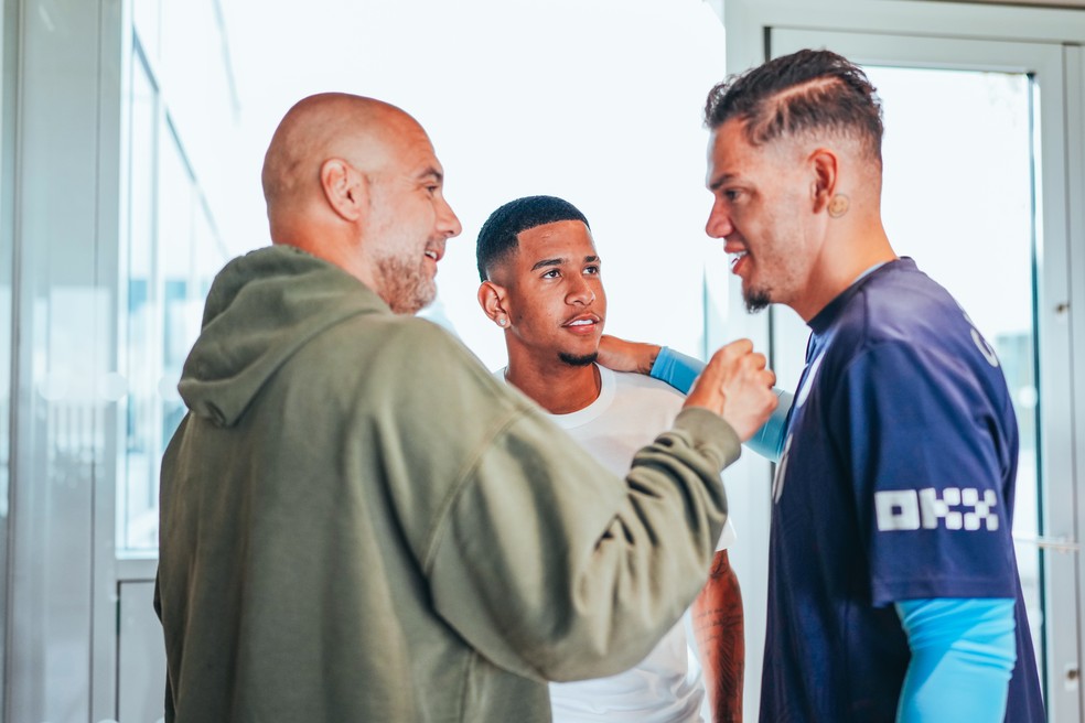 Guardiola, Savinho e Ederson em pré-temporada do Manchester City — Foto: Divulgação