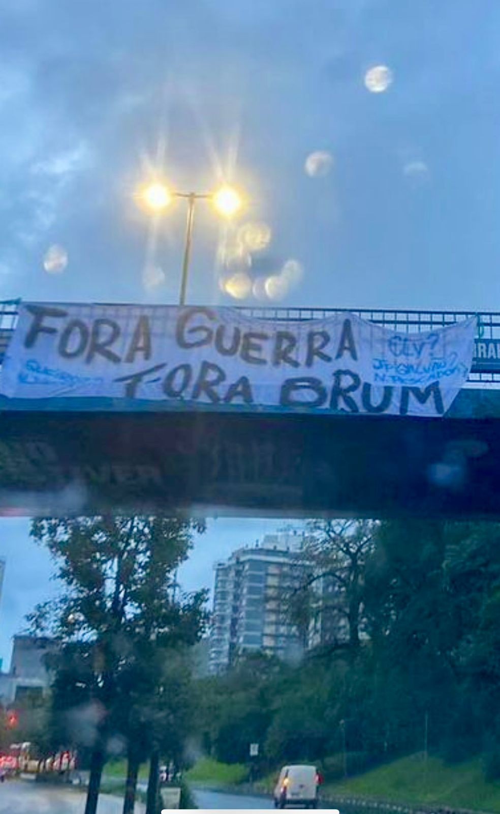 Faixa colocada pela torcida do Grêmio