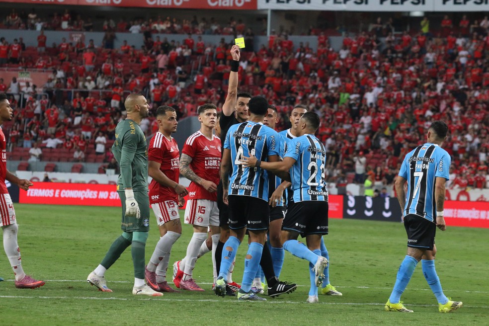Gre-Nal no Beira-Rio tem polêmica de arbitragem — Foto: Rafael Favero