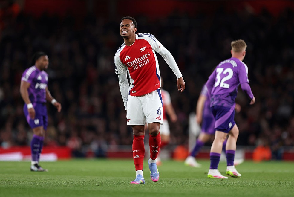 Gabriel Magalhães sofre lesão muscular durante o jogo entre Arsenal e Fulham — Foto: Getty Images