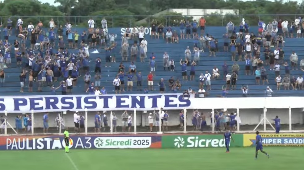 Jogadores do Lemense celebram com torcida no Bruno Lazzarini — Foto: Federação Paulista de Futebol