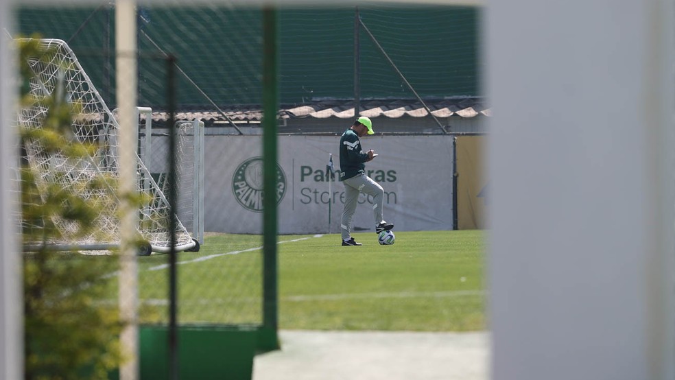 Abel Ferreira faz anotações durante treino do Palmeiras desta sexta-feira — Foto: Cesar Greco/Palmeiras