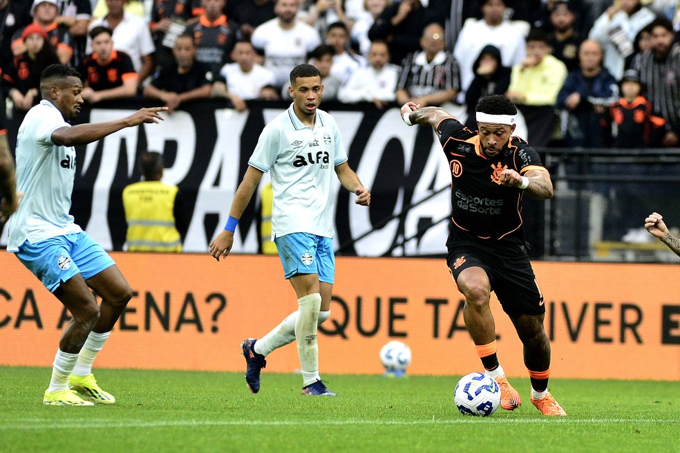 Grêmio não conseguiu neutralizar Memphis e Garro — Foto: Marcos Ribolli