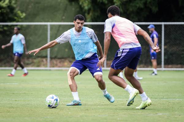 Novo treinador do Cruzeiro Sub-20 enfrenta desafio com laterais em transição.
