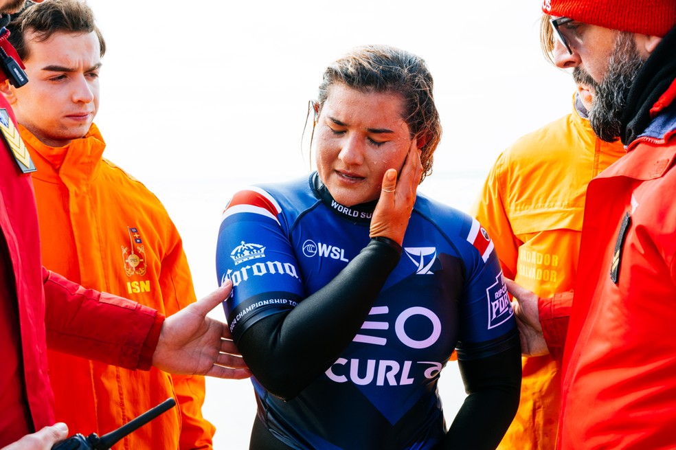 Brisa Hennessy abandona a etapa após choque com a prancha em Portugal — Foto: WSL