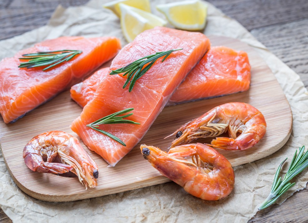 Peixes, como o salmão, e crustáceos, como o camarão, também são fontes de ferro heme — Foto: iStock Getty Images