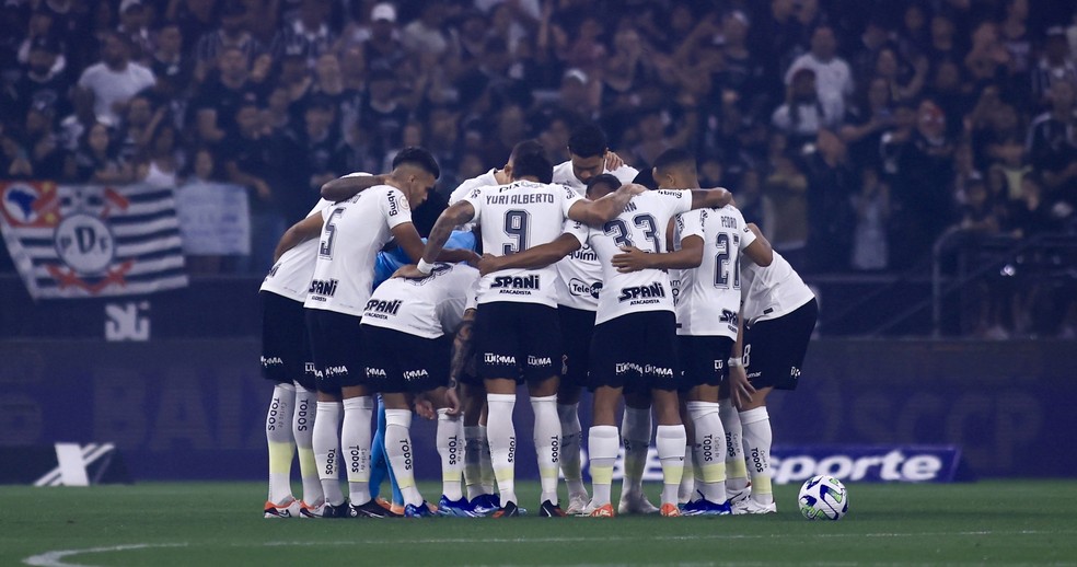 Jogadores do Corinthians antes do jogo contra o América-MG — Foto: Marcello Zambrana/AGIF