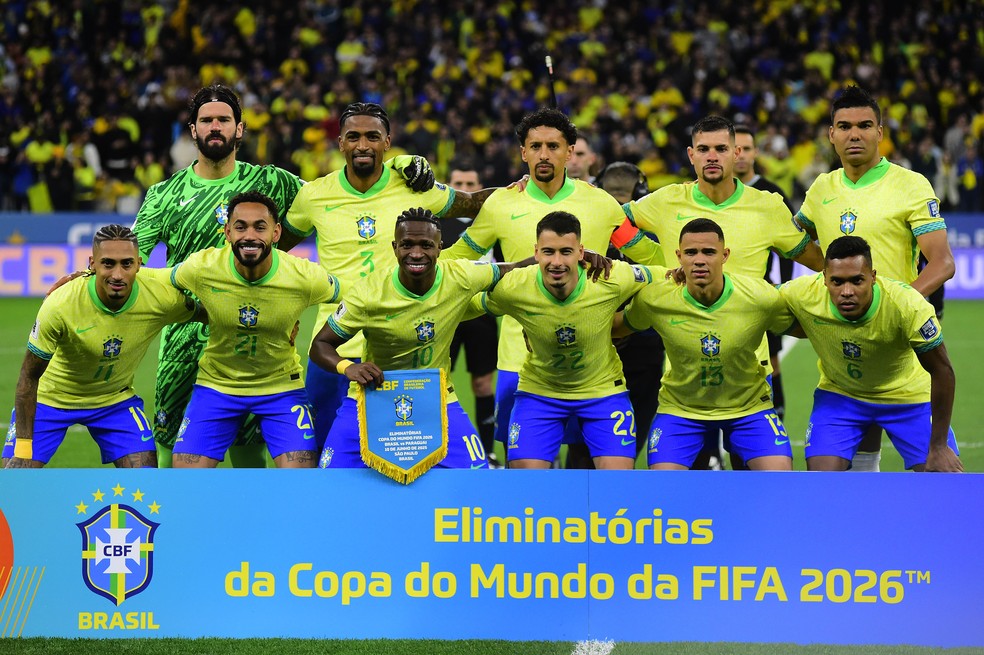 Jogadores titulares do Brasil na partida contra o Paraguai  Foto: Marcos Ribolli