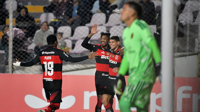 Plata e Ayrton Lucas comemoram o gol de Bruno Henrique em Cusco x Flamengo; Pedro Díaz lamenta