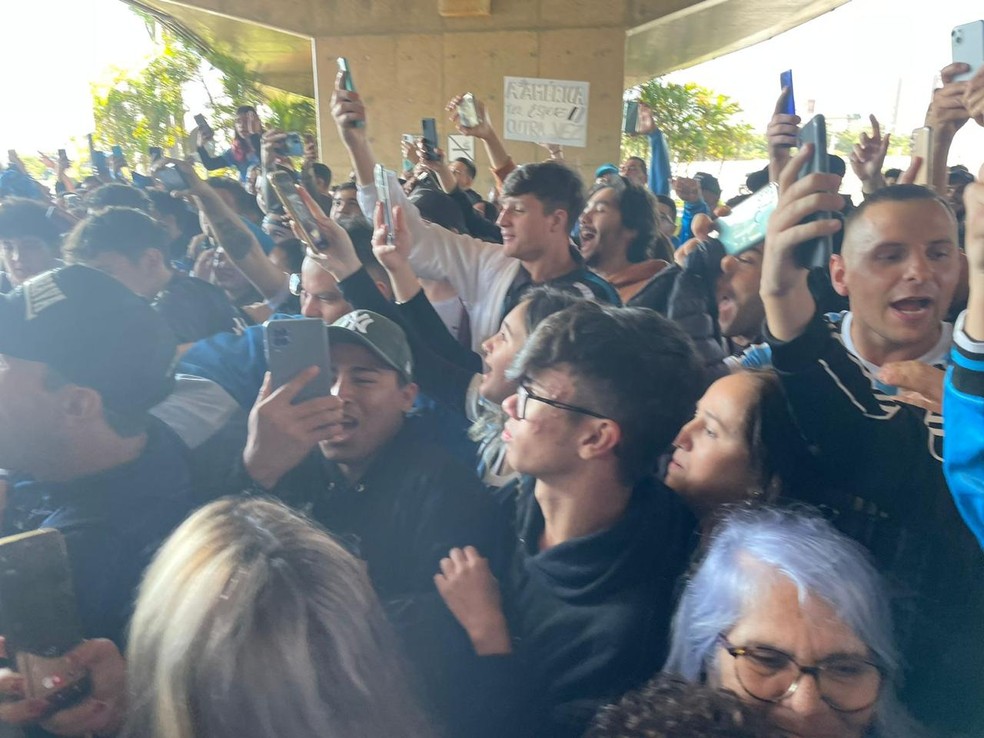 Torcida do Grêmio recebe Luan no aeroporto — Foto: Tomás Hammes