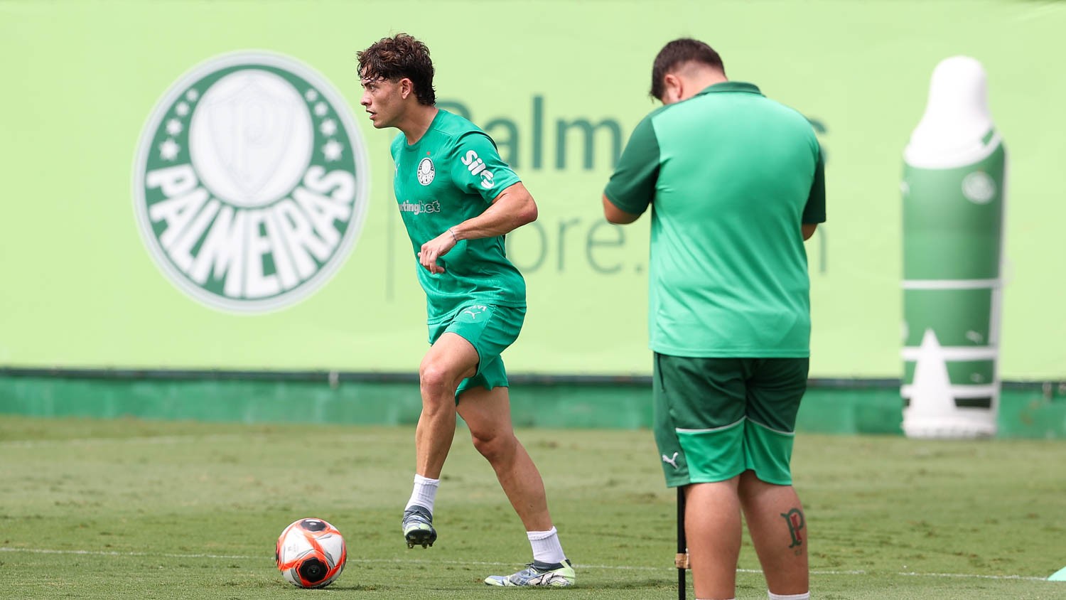 ESQUECIDO NO ELENCO! Lateral de R$40 milhões busca espaço no Palmeiras em meio a lesões
