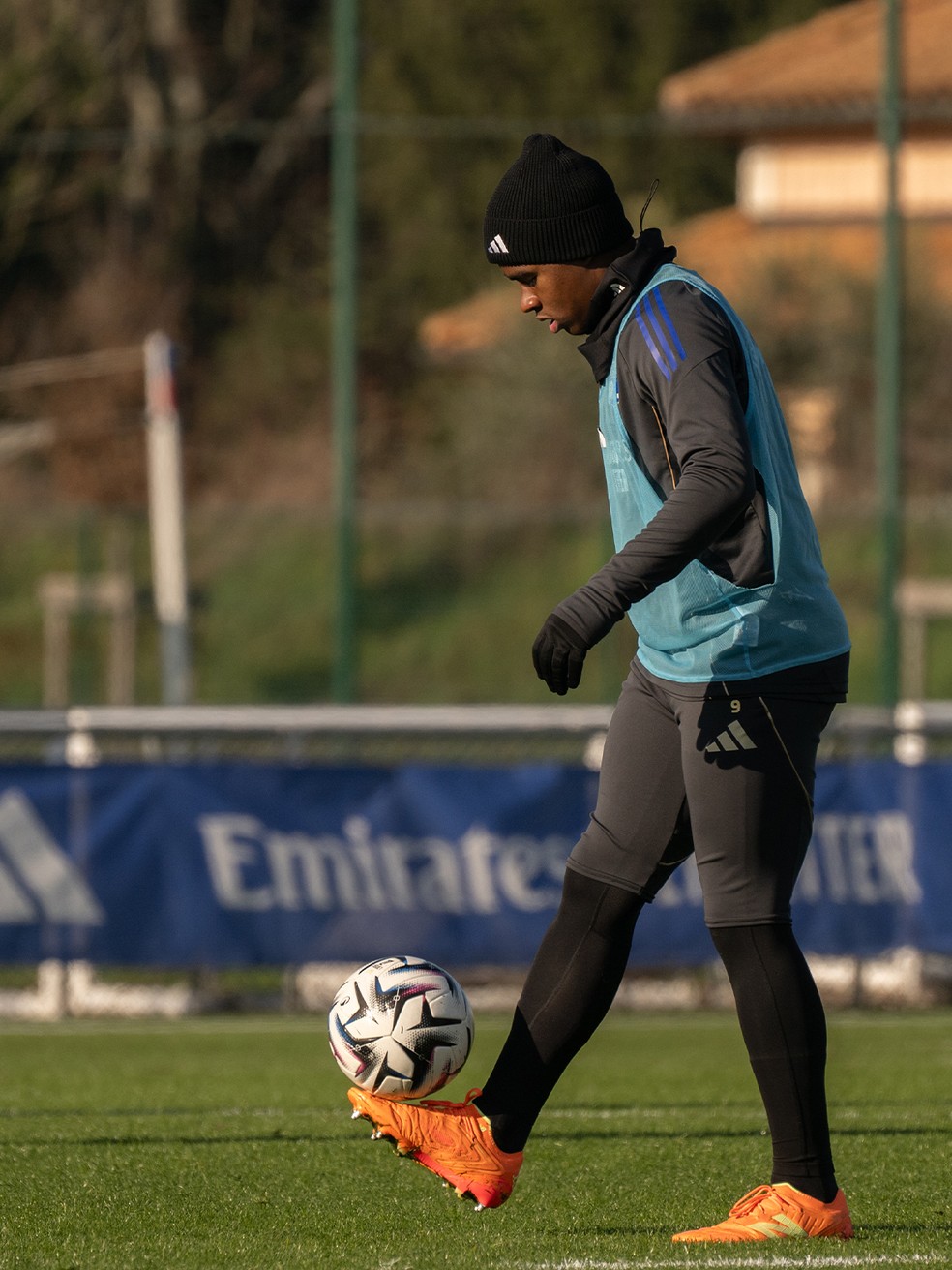 Endrick faz embaixadinhas em treino do Lyon &mdash; Foto: Divulga&ccedil;&atilde;o/Lyon