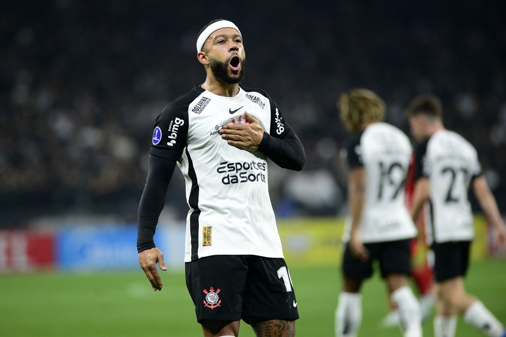Gol de Memphis em Corinthians x América de Cali — Foto: Marcos Ribolli