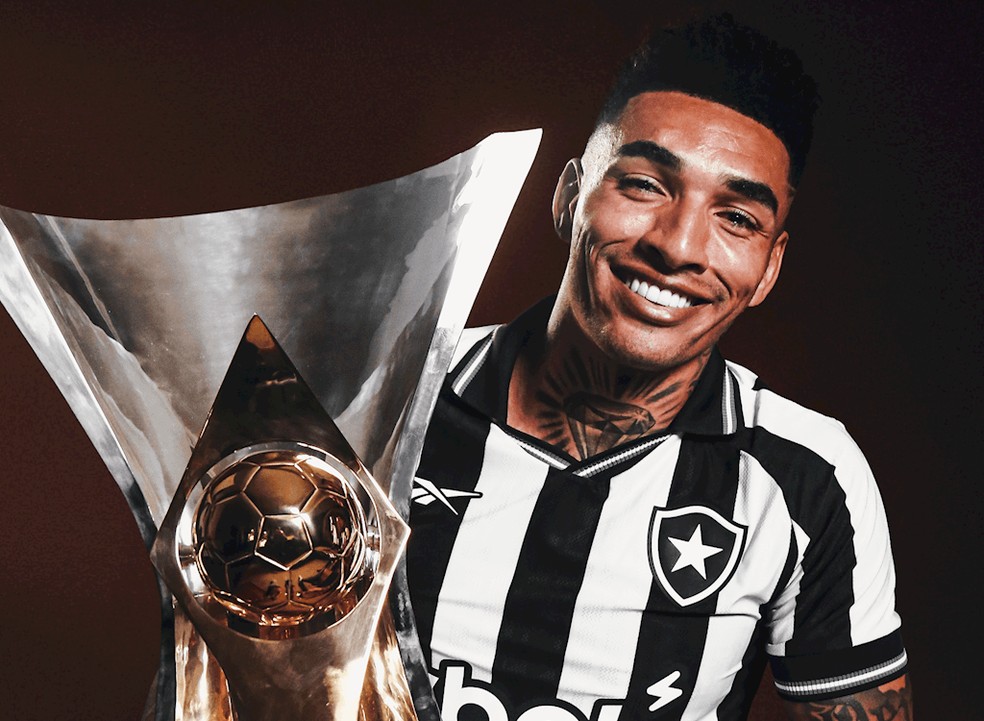 Igor Jesus posa com a nova camisa do Botafogo — Foto: Divulgação