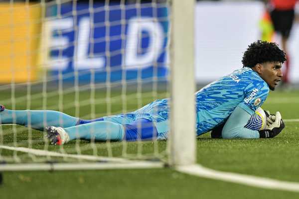 Corinthians terá que pagar R$ 500 mil para usar Hugo Souza em semi.