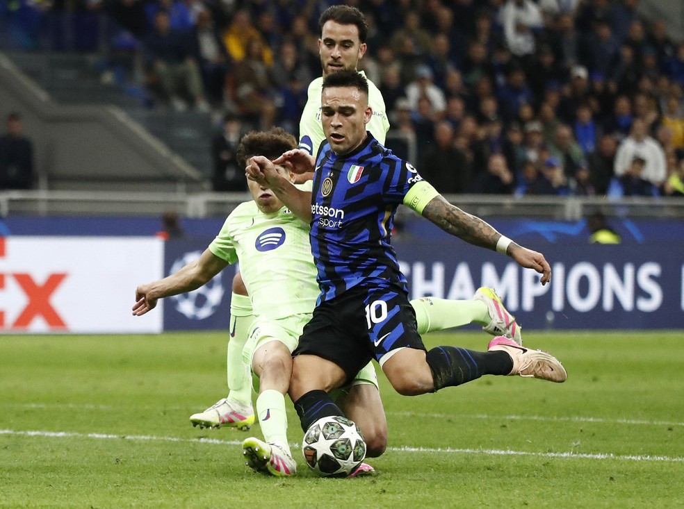 Lautaro Martinez sofre pênalti no jogo da  Inter de MIlão — Foto: Reuters