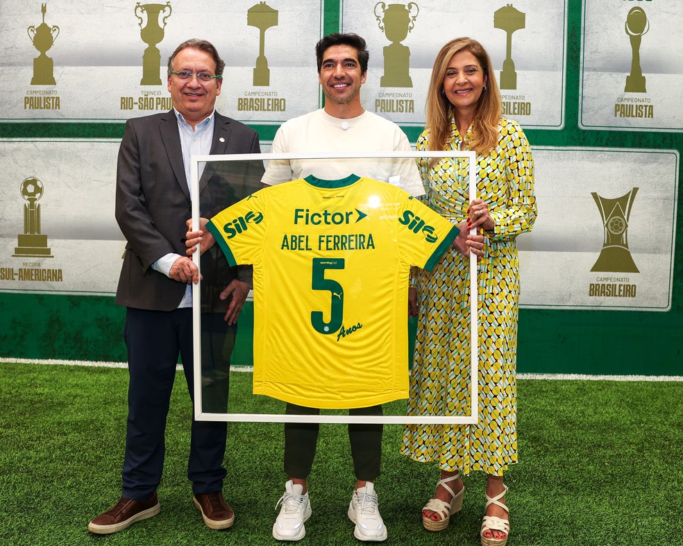Abel Ferreira ganha camisa de 5 anos pelo Palmeiras