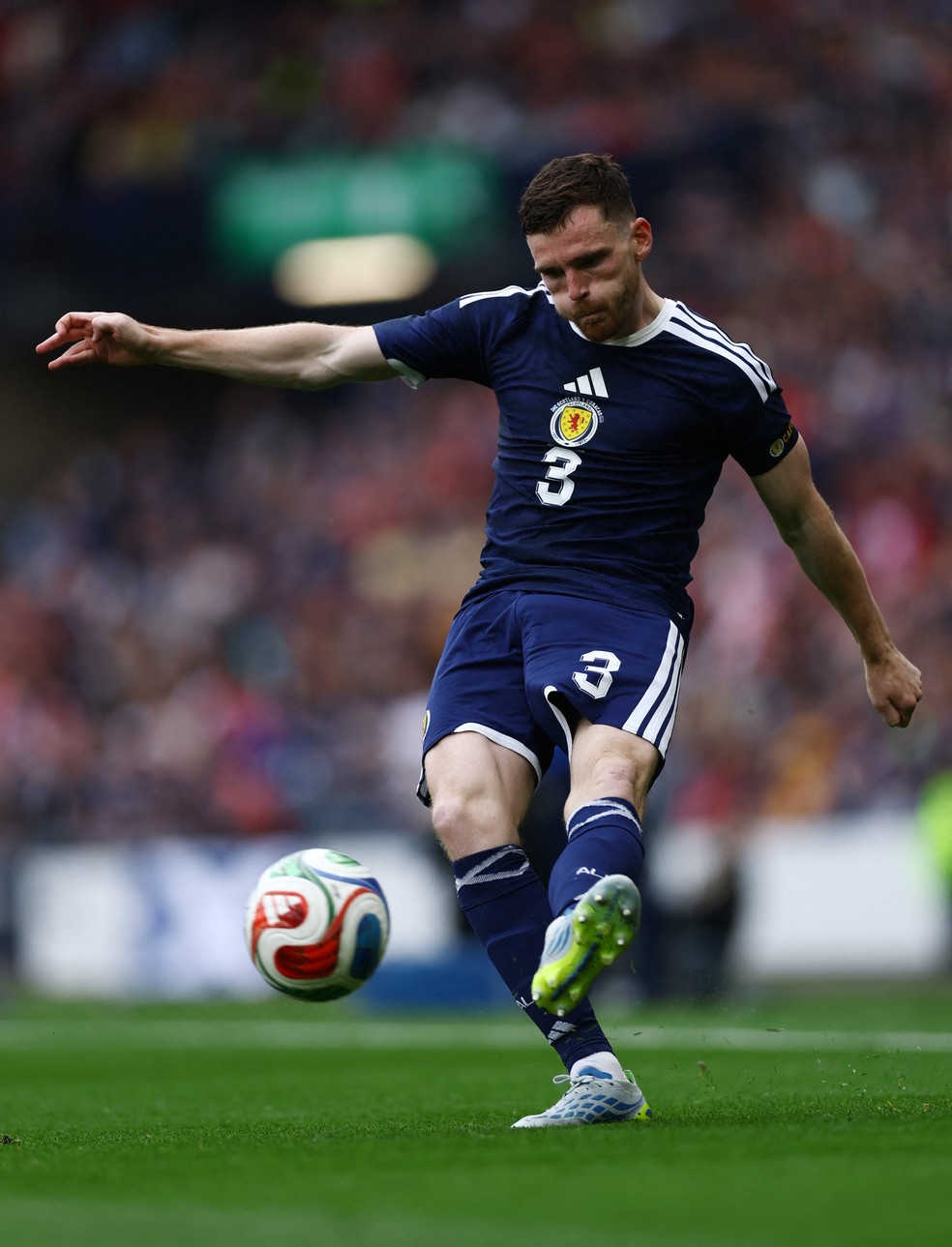 Andrew Robertson em ação — destaques da Escócia
