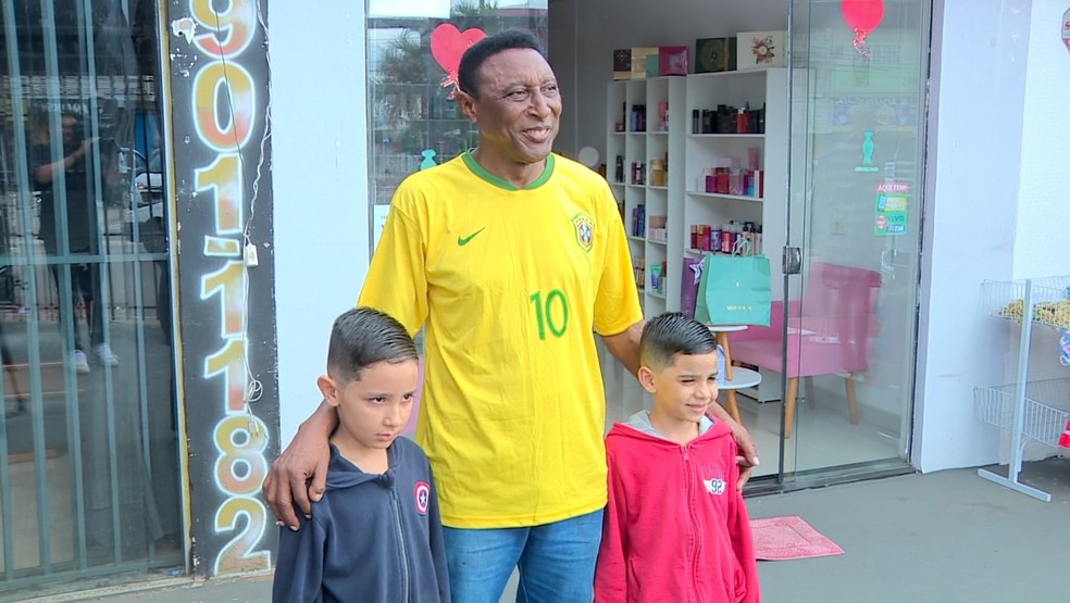 Sósia de Pelé em encontro com moradores