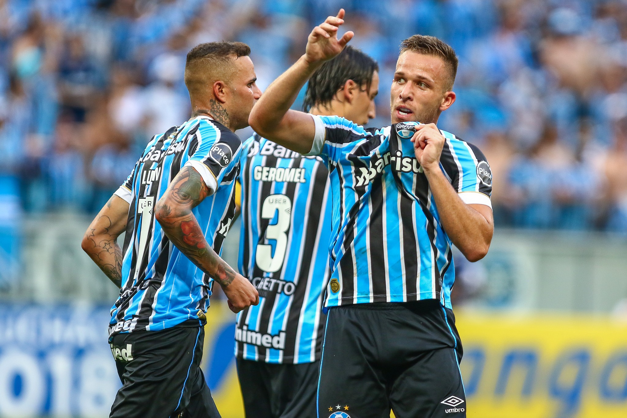 Arthur volta ao Gre-Nal após 2 mil dias e tem gol marcado
