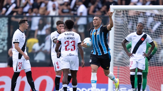 Carlos Vinicius comemora gol do Grêmio contra o Vasco