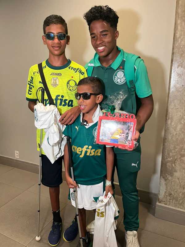 Endrick convida jovem torcedor cego e família para experiência inesquecível no Palmeiras.