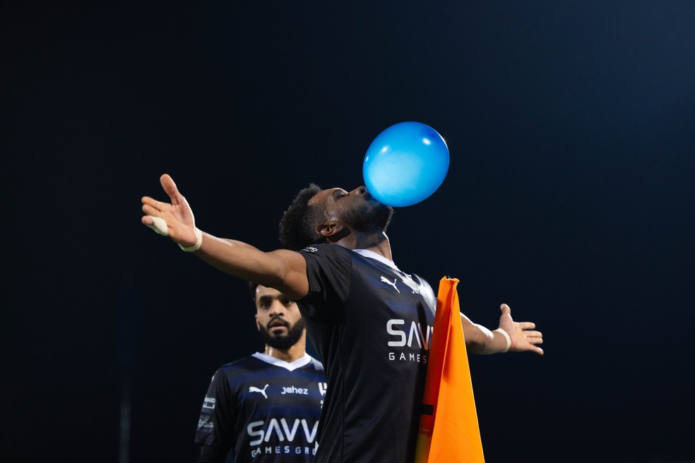 Ali Albulayhi comemora seu gol pelo Al-Hilal inflando enchendo uma bexiga — Foto: Divulgação/SPL