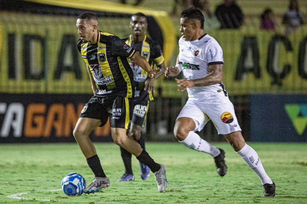 Volta Redonda e Botafogo-PB no jogo de ida do quadrangular  &mdash; Foto: Raphael Torres/VRFC