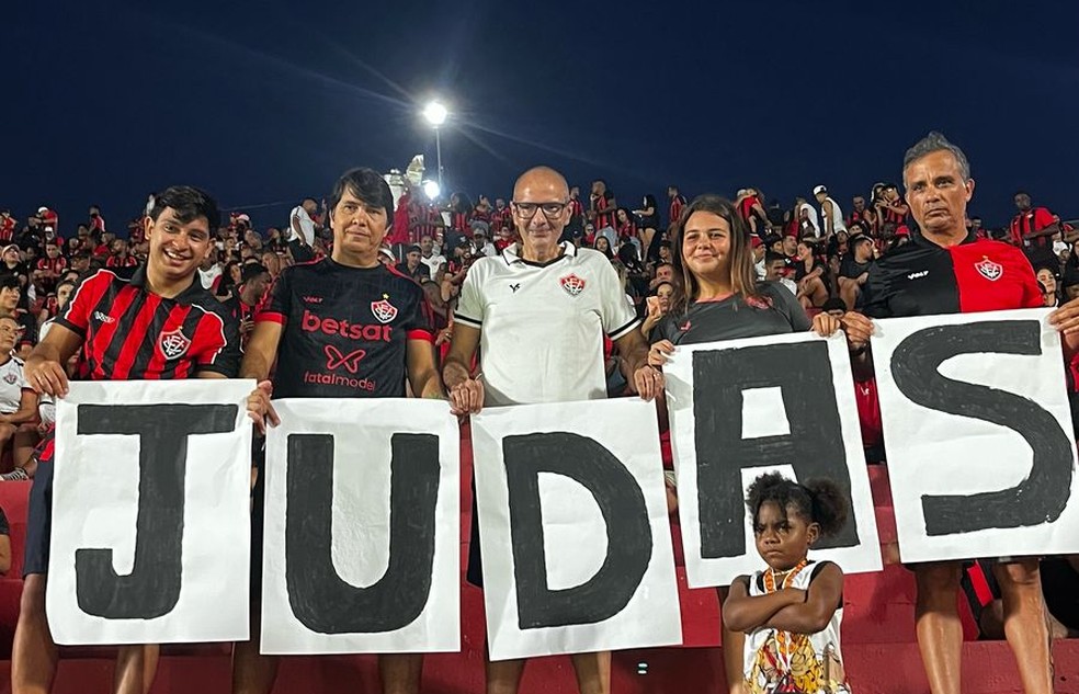 Torcida do Vitória trata Wagner Leonardo como "Judas" no retorno ao Barradão — Foto: reprodução/@arenarubroecv