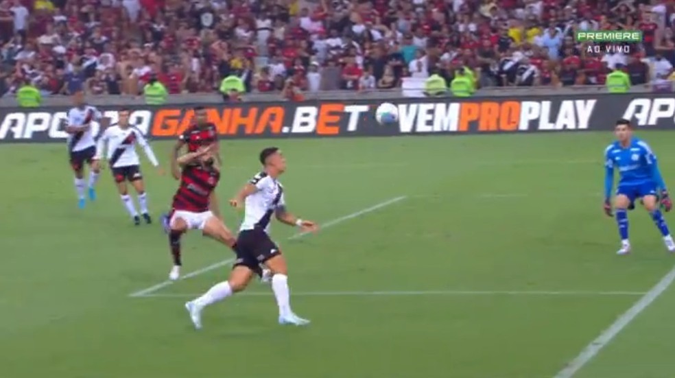 Fabrício Bruno não tenta impedir cruzamento de Pumita em Flamengo x Vasco — Foto: Reprodução