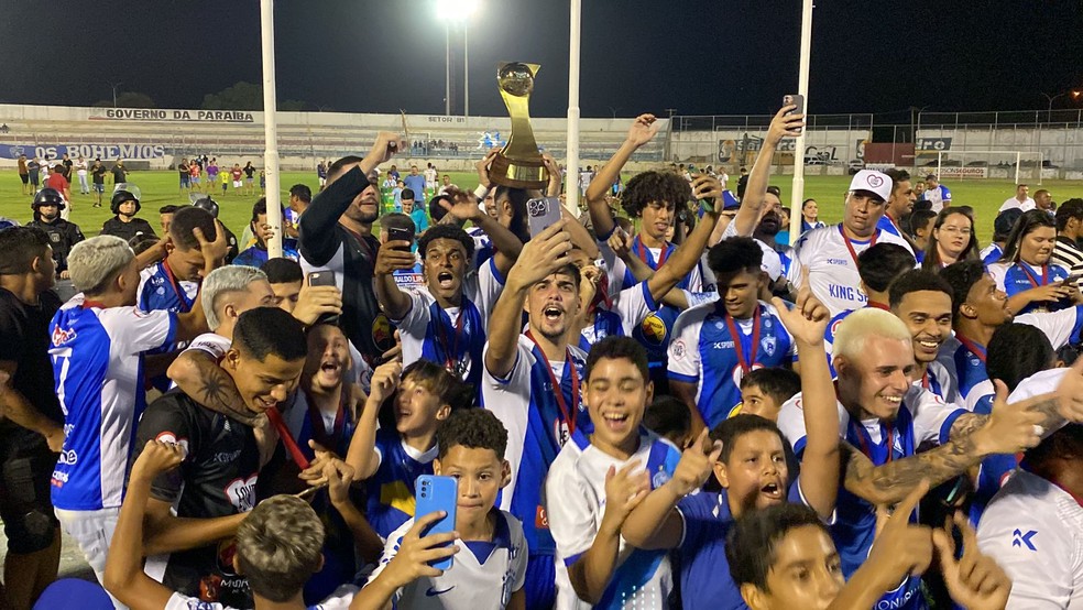 Atlético-PB erguendo a taça de campeão da 2ª divisão do Paraibano 2023 — Foto: Raú Francisco / Atlético-PB
