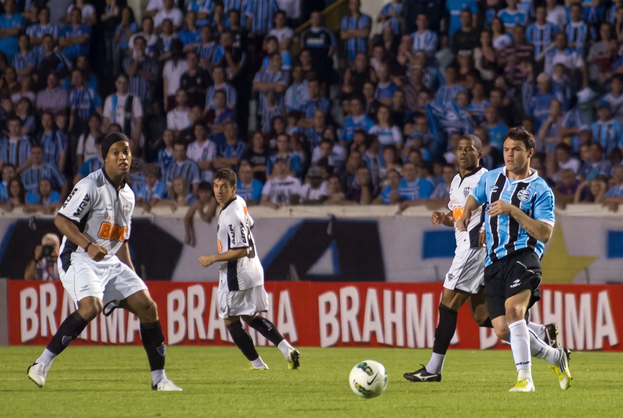 Ronaldinho xingou torcida do Grêmio em vitória pelo Atlético na última visita ao Olímpico
